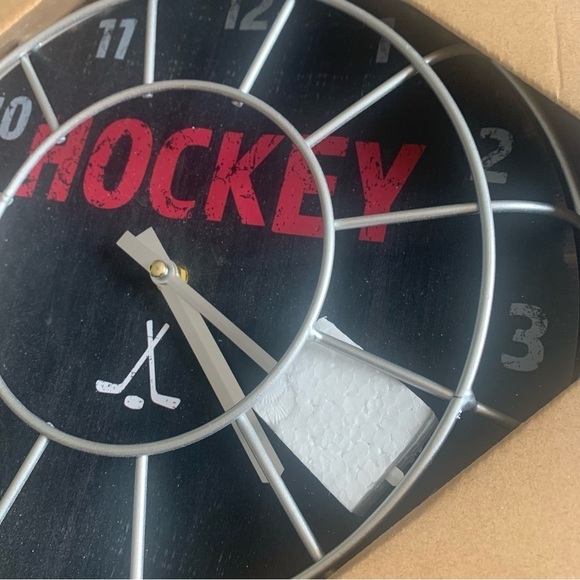 ๐ NWT Bouclair Hockey Wall Clock โฐ - Picture 2 of 5